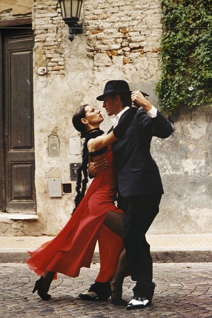 Un couple danseur et danseuse de tango.